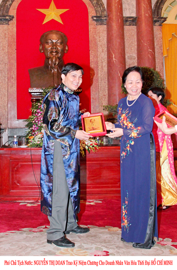 Phó chủ tịch nước Nguyễn Thị Doan trao kỷ niệm chương cho TS Trần Đức Hạnh - Tập đoàn Đức Hạnh Marphavet BMG - XEVIP.ICU