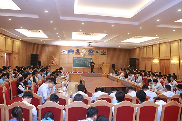 Chuyên gia Kinh tế Nguyễn Quốc Phồn diễn thuyết tại Tập đoàn Đức Hạnh BMG - Tập đoàn Đức Hạnh Marphavet BMG - XEVIP.ICU