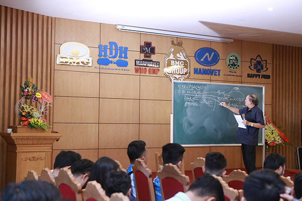 Chuyên gia Kinh tế Nguyễn Quốc Phồn diễn thuyết tại Tập đoàn Đức Hạnh BMG - Tập đoàn Đức Hạnh Marphavet BMG - XEVIP.ICU