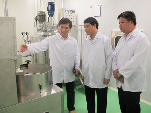 Chủ tịch Liên đoàn Lao động tỉnh Thái Nguyên thăm và tặng quà cho công ty MARPHAVET - Tập đoàn Đức Hạnh Marphavet BMG - XEVIP.ICU