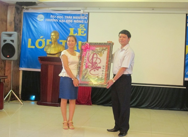Chủ tịch Liên đoàn Lao động tỉnh Thái Nguyên thăm và tặng quà cho công ty MARPHAVET - Tập đoàn Đức Hạnh Marphavet BMG - XEVIP.ICU