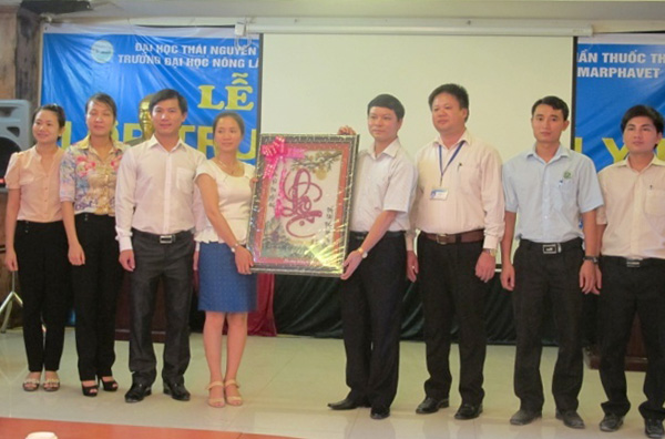 Chủ tịch Liên đoàn Lao động tỉnh Thái Nguyên thăm và tặng quà cho công ty MARPHAVET - Tập đoàn Đức Hạnh Marphavet BMG - XEVIP.ICU