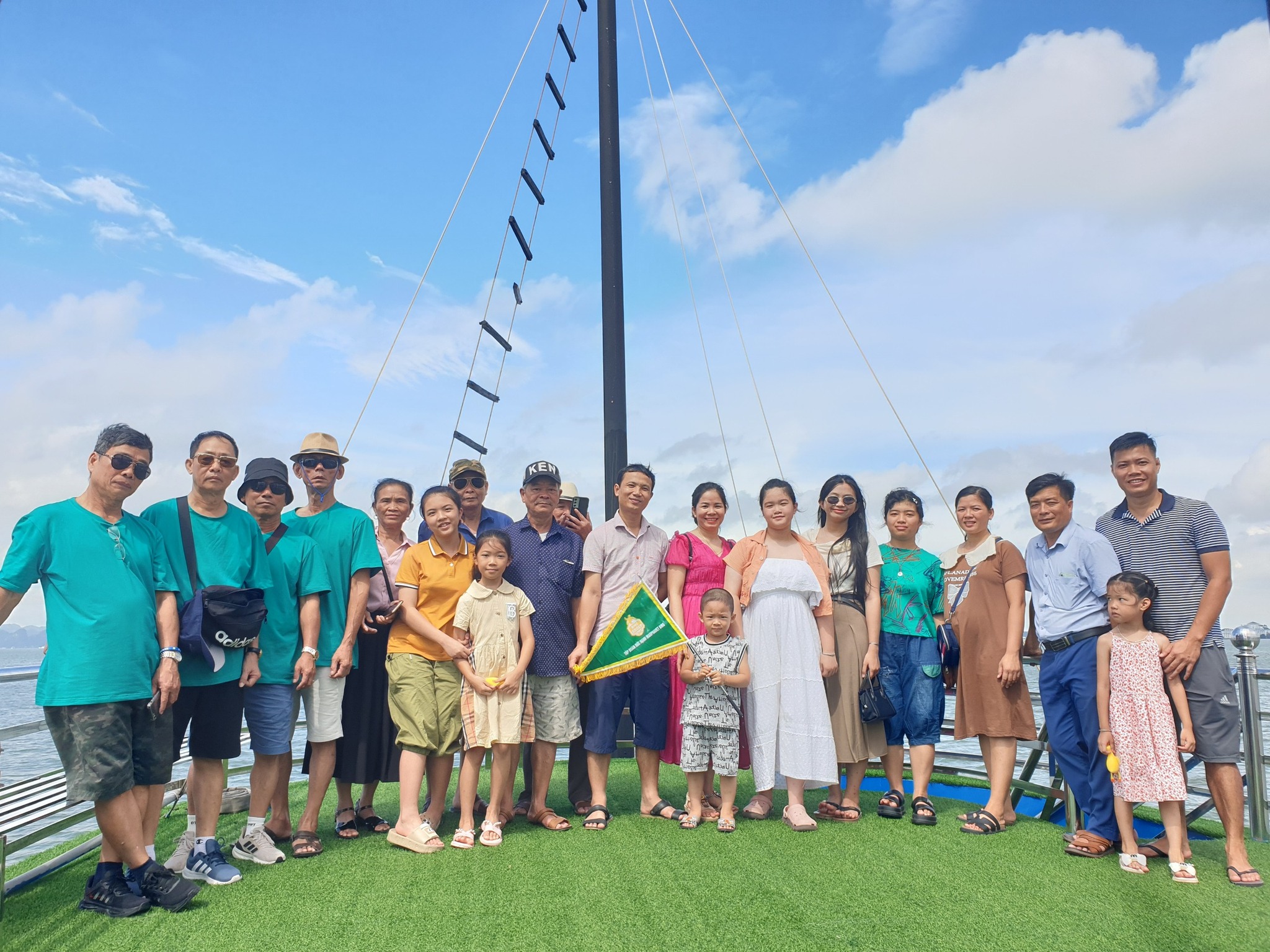 Hơn1.200 đại lý và khách hàng tham gia tour thành phố biển Hạ Long - Tập đoàn Đức Hạnh Marphavet BMG - XEVIP.ICU