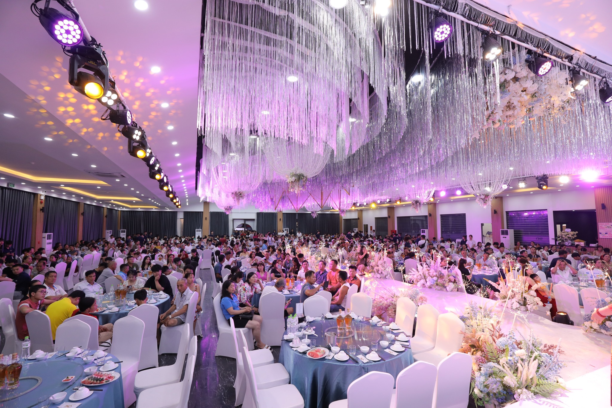 Hơn1.200 đại lý và khách hàng tham gia tour thành phố biển Hạ Long - Tập đoàn Đức Hạnh Marphavet BMG - XEVIP.ICU