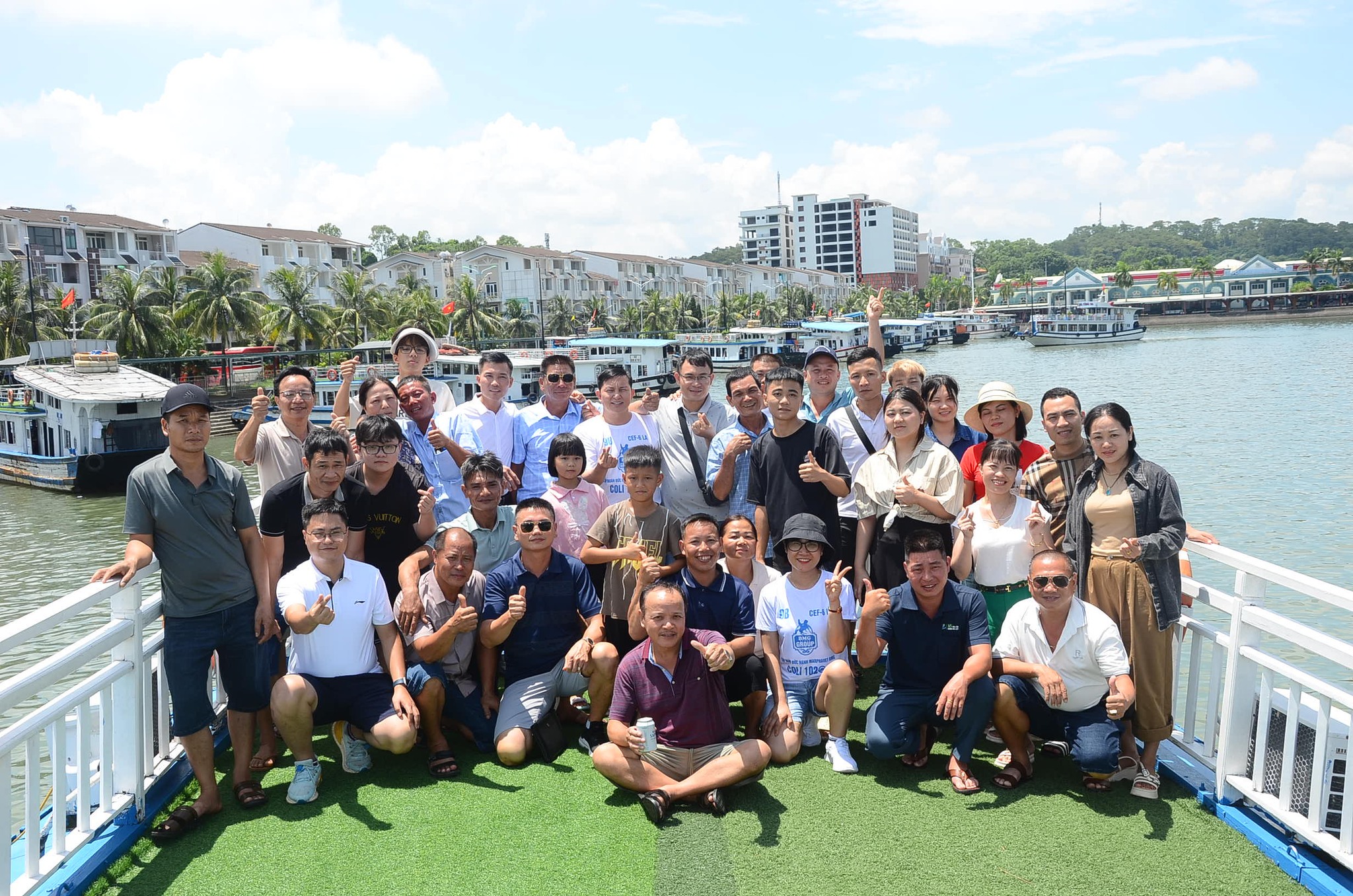Hơn1.200 đại lý và khách hàng tham gia tour thành phố biển Hạ Long - Tập đoàn Đức Hạnh Marphavet BMG - XEVIP.ICU