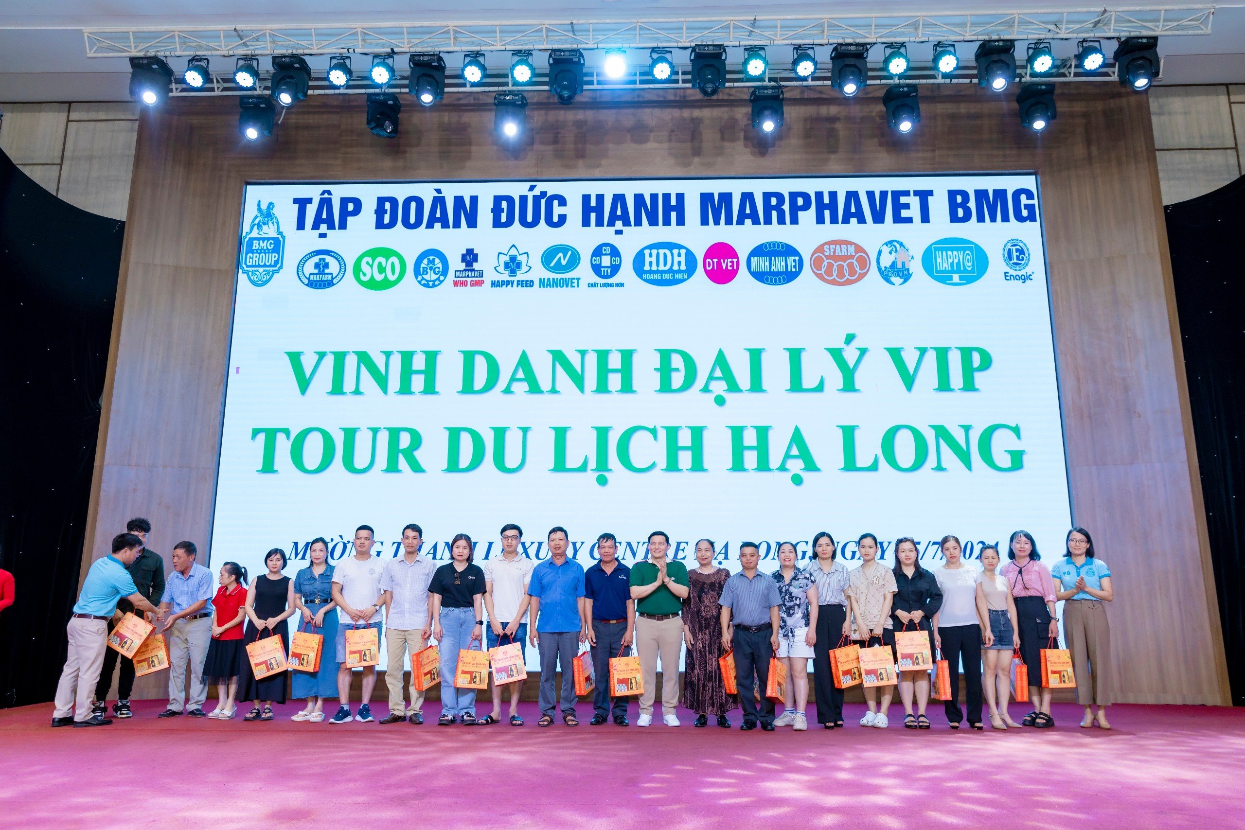 Hơn1.200 đại lý và khách hàng tham gia tour thành phố biển Hạ Long - Tập đoàn Đức Hạnh Marphavet BMG - XEVIP.ICU