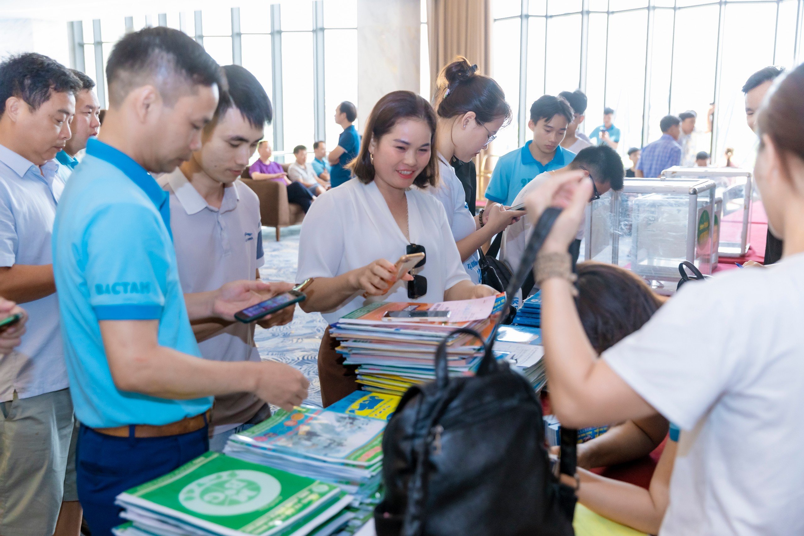 Hơn1.200 đại lý và khách hàng tham gia tour thành phố biển Hạ Long - Tập đoàn Đức Hạnh Marphavet BMG - XEVIP.ICU
