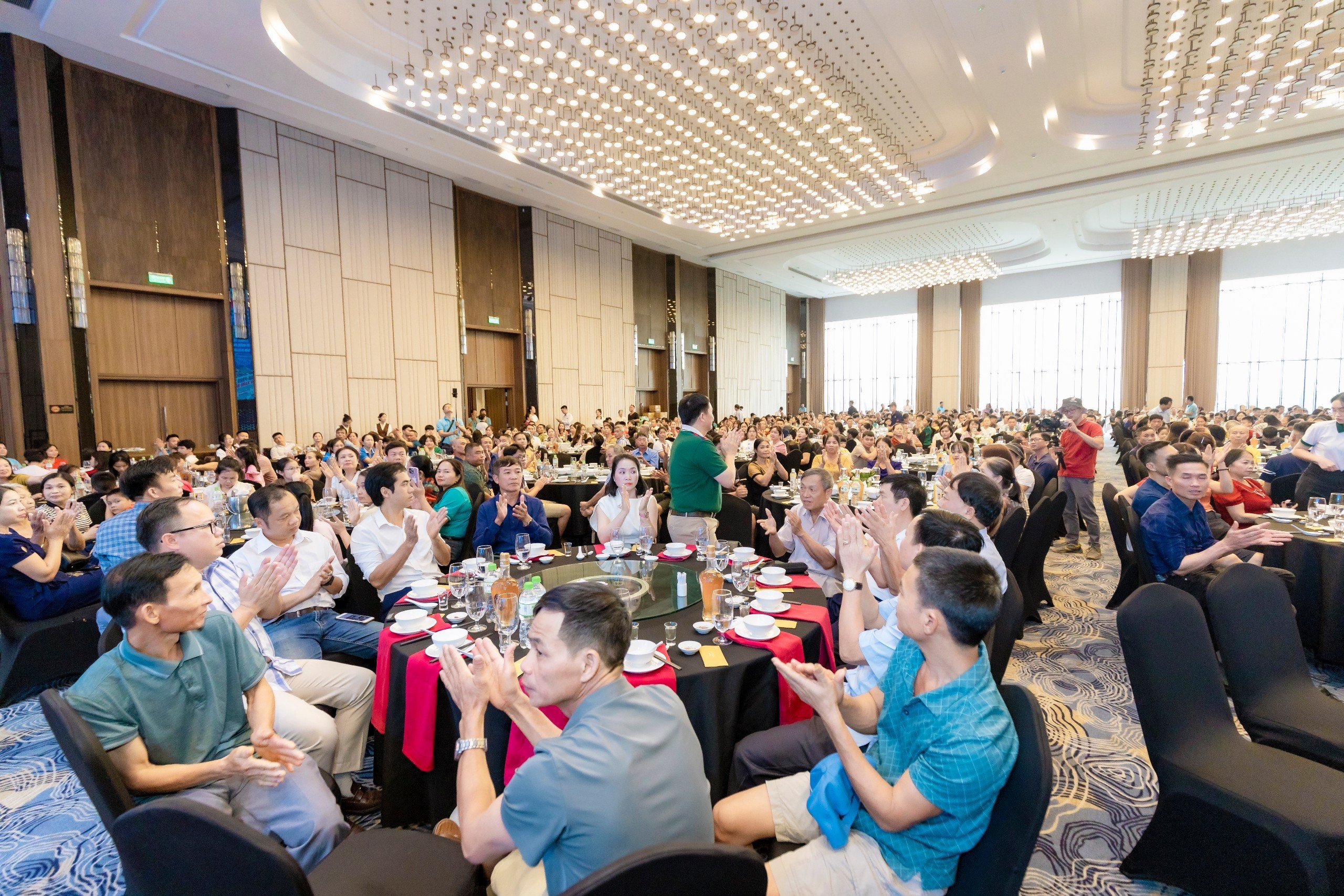Hơn1.200 đại lý và khách hàng tham gia tour thành phố biển Hạ Long - Tập đoàn Đức Hạnh Marphavet BMG - XEVIP.ICU