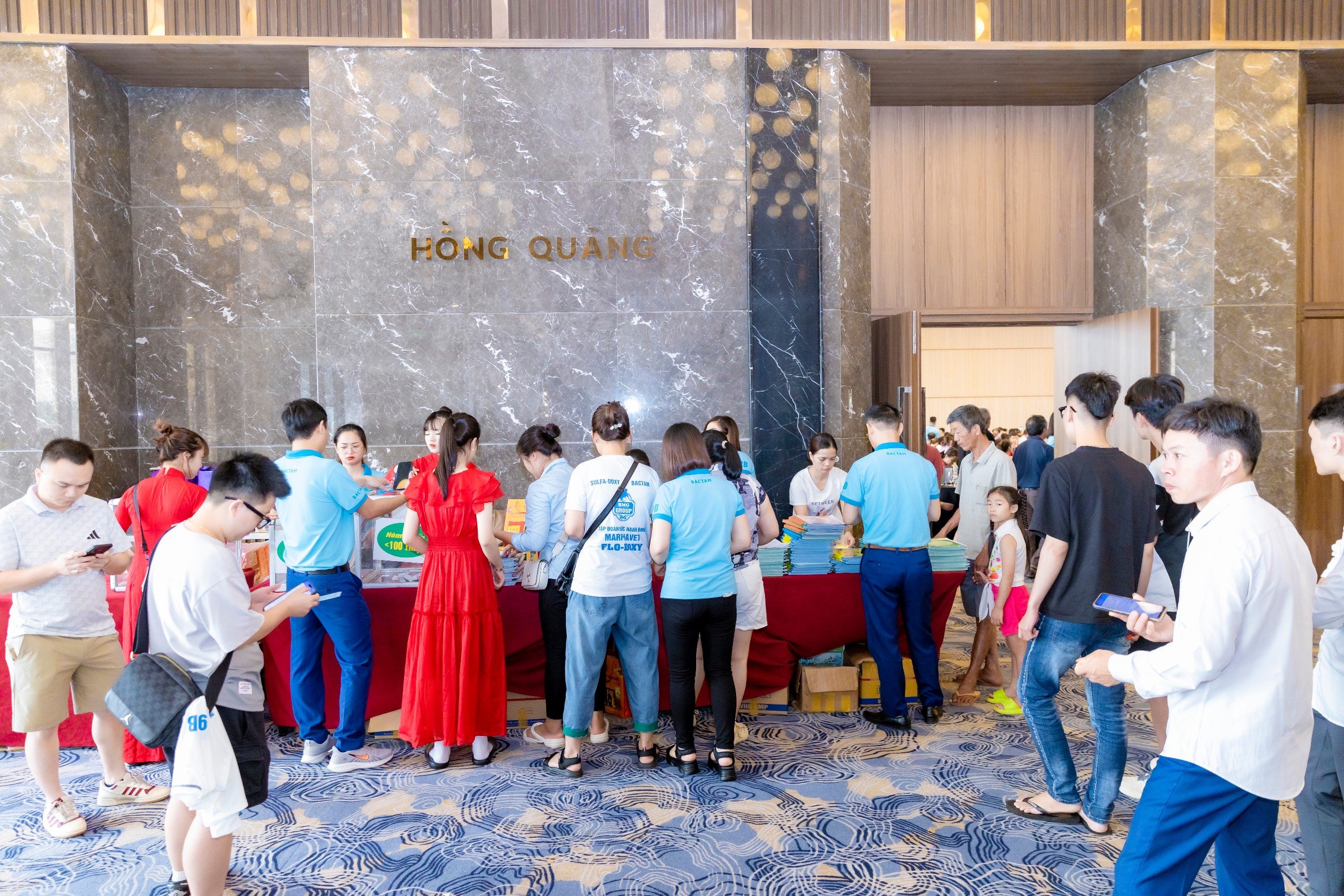 Hơn1.200 đại lý và khách hàng tham gia tour thành phố biển Hạ Long - Tập đoàn Đức Hạnh Marphavet BMG - XEVIP.ICU
