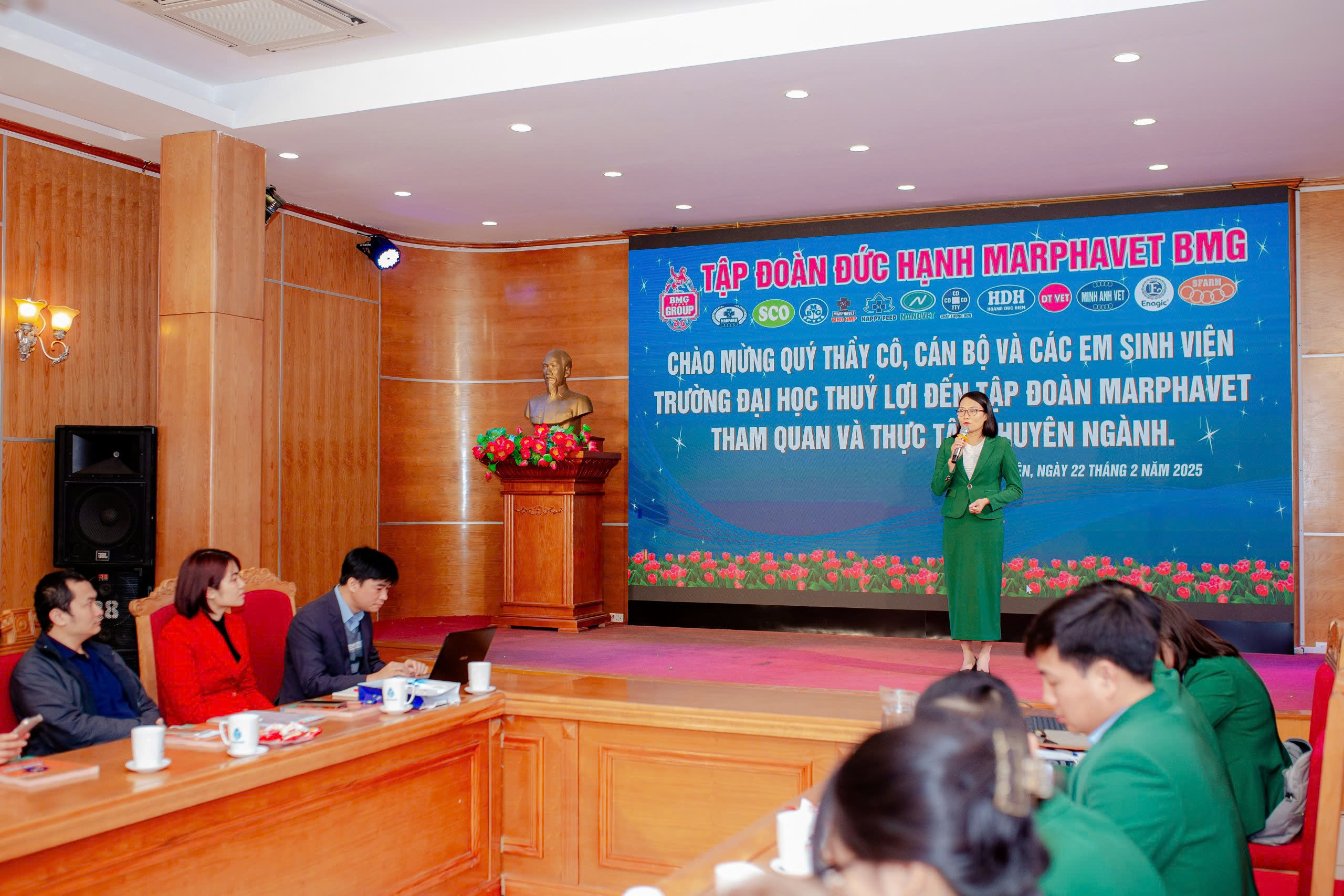 ĐOÀN SINH VIÊN ĐH THỦY LỢI - KHOA CÔNG NGHỆ SINH HỌC ĐẾN THĂM QUAN TT KIỂM NGHIỆM&NGHIÊN CỨU PHÁT TRIỂN CỦA TẬP ĐOÀN ĐỨC HẠNH MARPHAVET - Tập đoàn Đức Hạnh Marphavet BMG - XEVIP.ICU