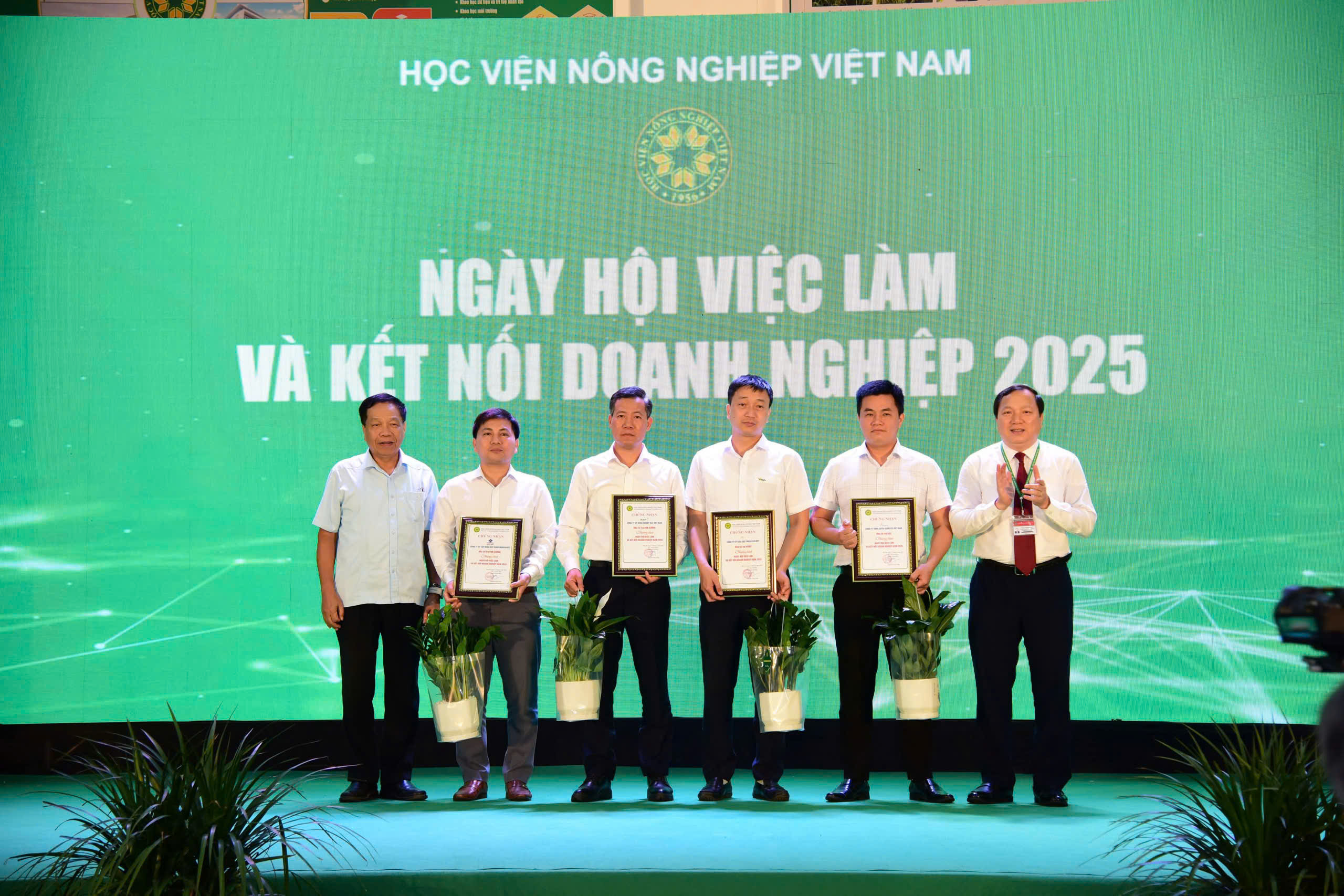 MARPHAVET BMG - NHÀ TÀI TRỢ KIM CƯƠNG TẠI NGÀY HỘI VIỆC LÀM HỌC VIỆN NÔNG NGHIỆP VIỆT NAM 2026 - Tập đoàn Đức Hạnh Marphavet BMG - XEVIP.ICU